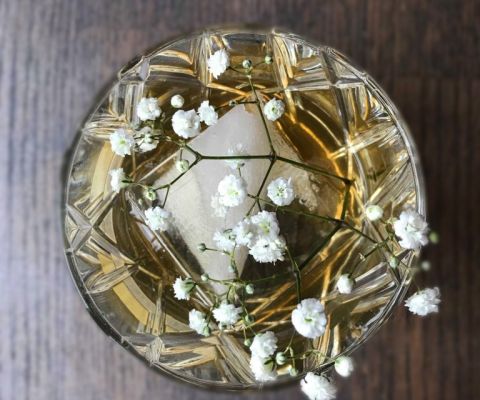 Blommor ligger på ett fat